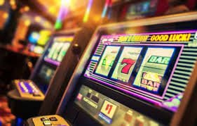 Pengguna membaca syarat dan ketentuan promosi rjslot di ponsel Android dengan nyaman